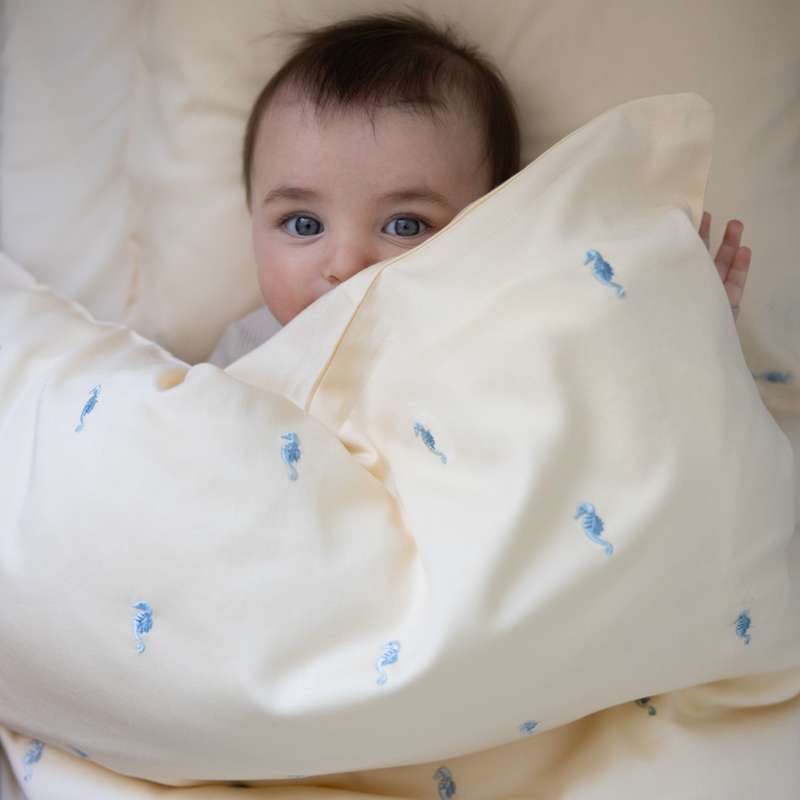 Cam Cam Copenhagen Lenjerie de pat - Bebeluș - Brodat - GOTS - Grădina Mării