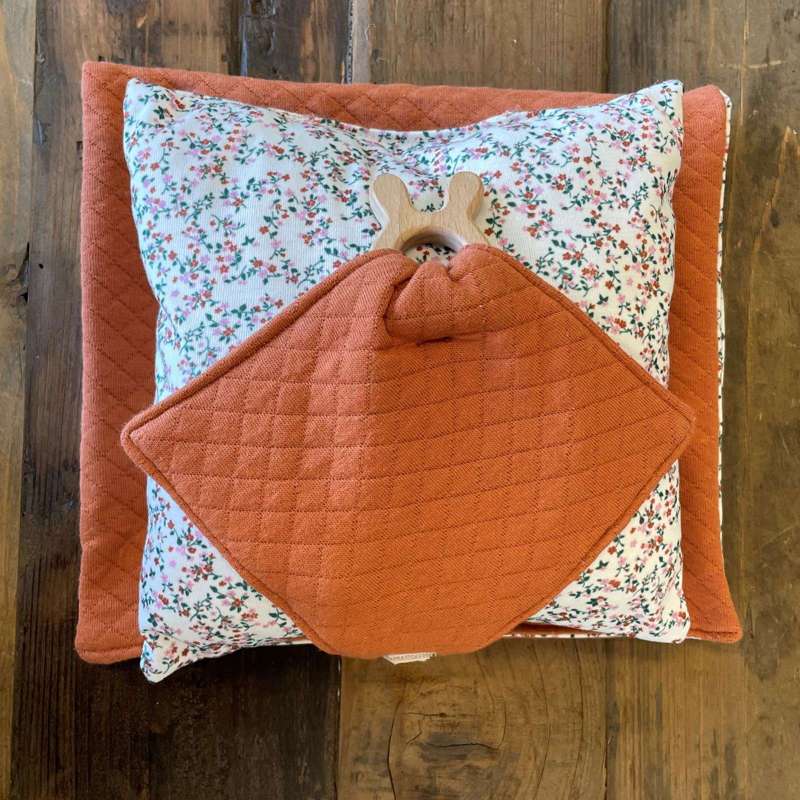 Memories by Así Аксесоари за кукли - 43-46 см. - Памучна кърпа за кукла - Цветен принт