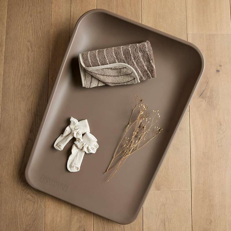 Leander Matty™ Kuschelkissen inkl. Hoodie - Mocca/Cappuccino
