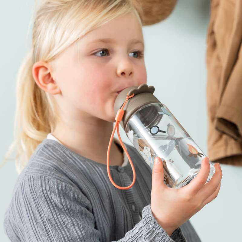 Done by Deer Drikkeflaske m. sugerør - Tiny Trails - 350 ml - Sand 
