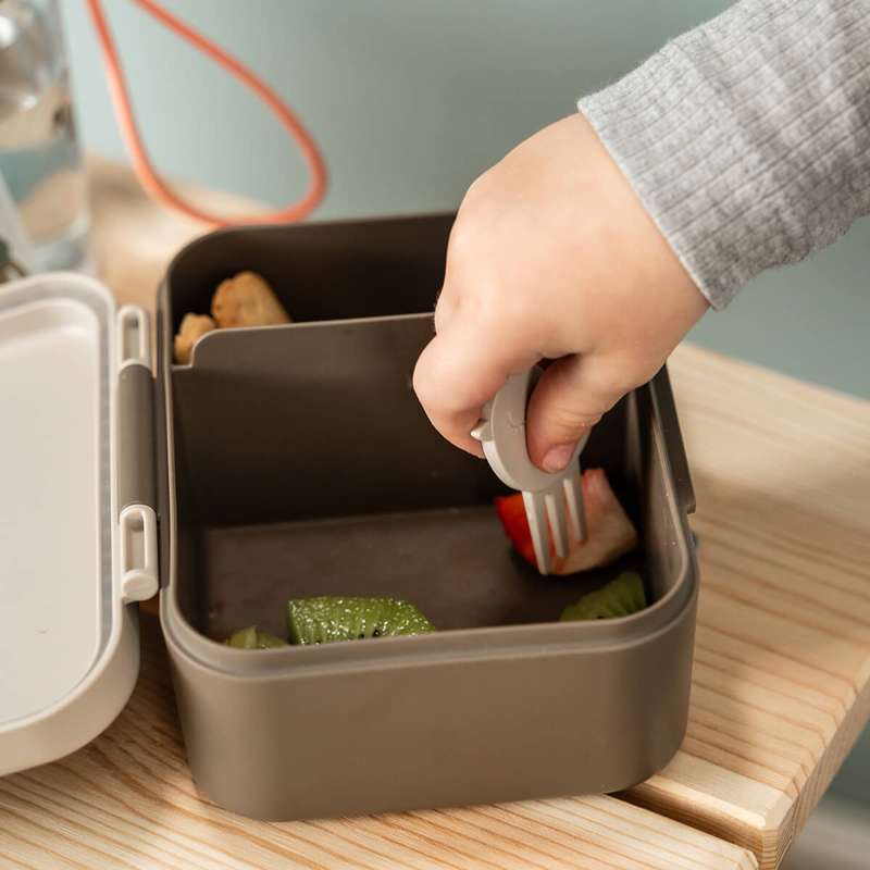 Done by Deer Caja de almuerzo pequeña con palitos para snacks - Tiny Trails - Arena 