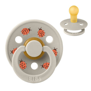 BIBS Rund Colour Smokk - Str. 1 - Naturgummi - Ladybug Studio - Sand