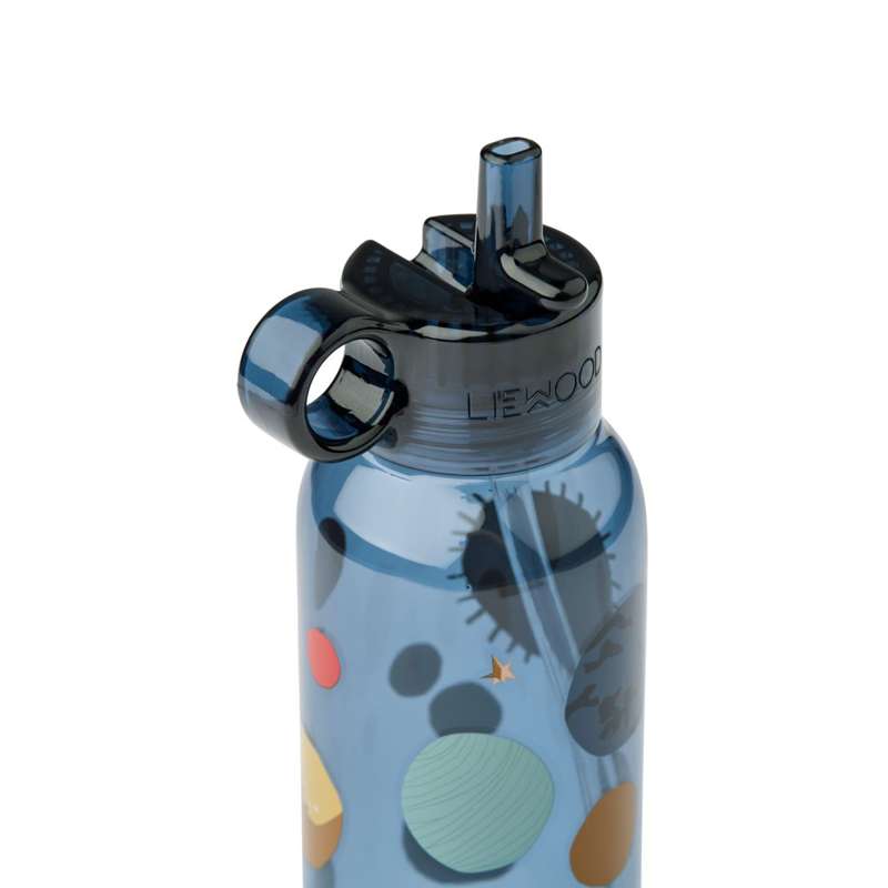 Liewood Yang Trinkflasche - Tritan mit Silikonhülle - 500 ml. - Universum/Klassisches Navy 